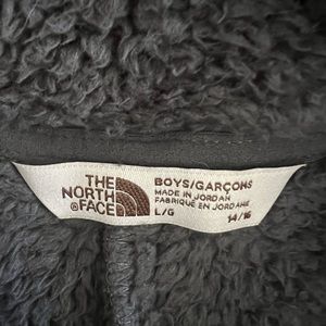 The north face charcoal color pullover. Kids size 14/16. Worn once, no wear.